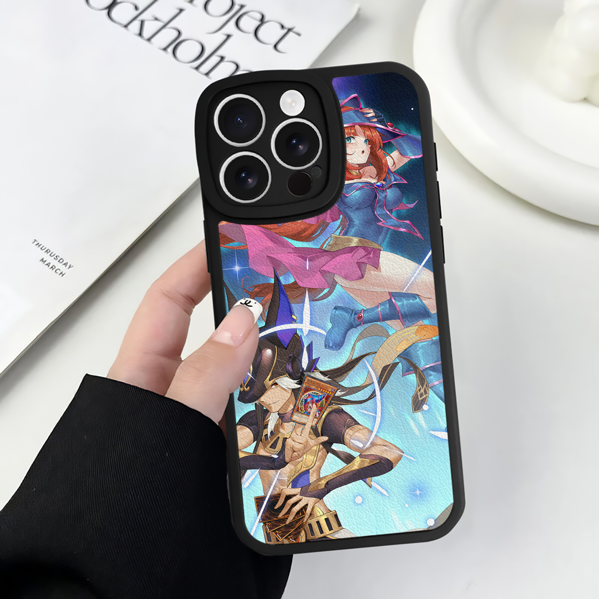 （画像用） 遊☆戯☆王 Yu-Gi-Oh! 【iPhone 16シリーズ対応】シリコンスマホケース（レザー調） 材質：シリコン